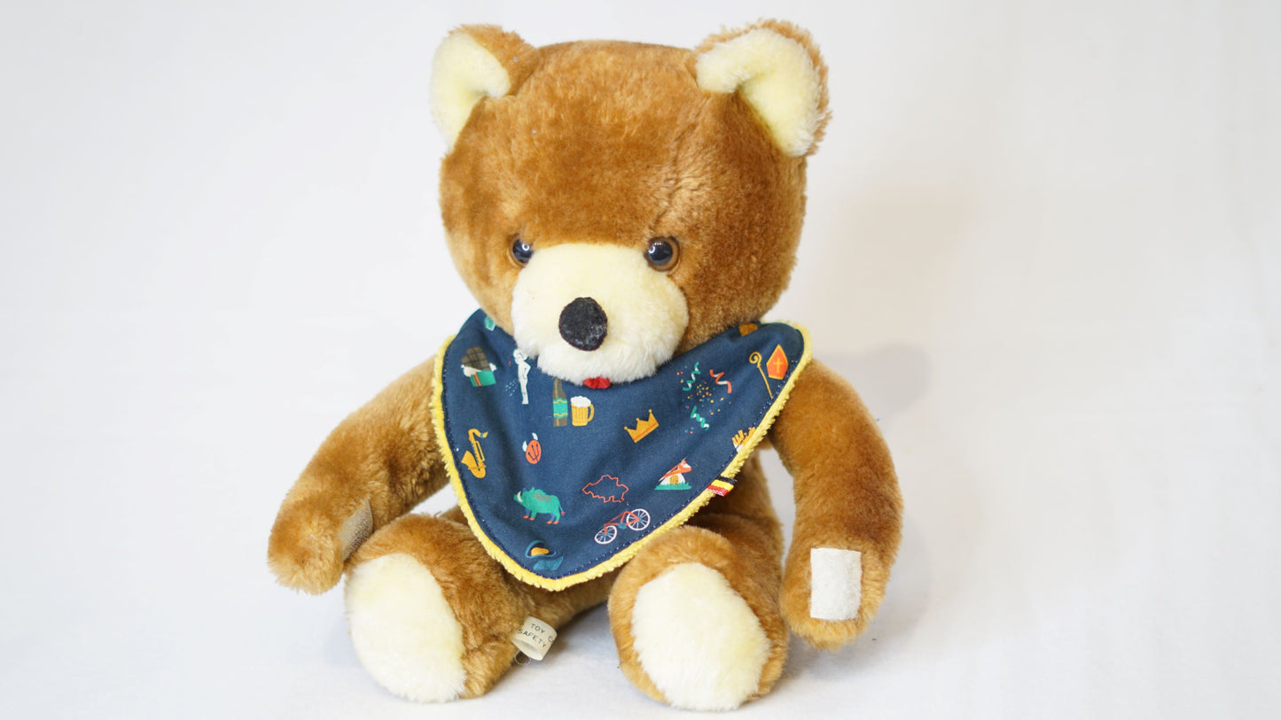 Le petit bavoir "Belgium Forever" est essentiel pour l'arrivée d'un bébé. Il convient parfaitement aux premiers mois de bébé et à la période des "poussées dentaires". Les bavoirs ont deux boutons pressions pour suivre le développement de l'enfant. Les bavoirs ont une face en coton Oekotex (sans produits nocifs pour la santé) et l'autre en micro-éponge de bambou. La fibre de bambou est la plus douce, plus absorbante et la plus résistante dans le temps.