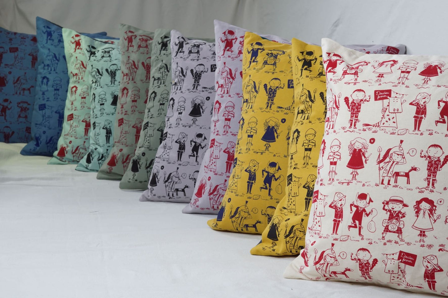 La housse de coussin "Doudou Forever" est un produit unique, issu de la collaboration de trois créatrices montoises: - Coraline Rivière (Coraï) pour les illustrations - Sylvie Ginis (Keskis'trame) pour la sérigraphie - C cousu by C pour la confection Chaque pièce est sérigraphié à la main.