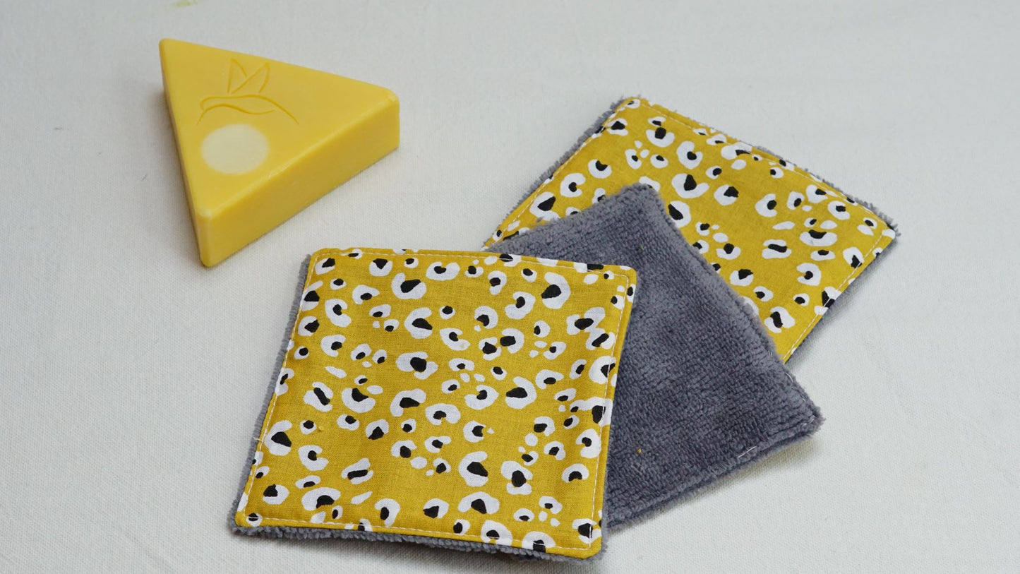 Le kit de naissance est LE cadeau essentiel pour l'arrivé d'un bébé. Le kit de naissance comprend: - un petit bavoir 1er âge (- de 6 mois) - un grand bavoir 6 mois et + - 5 lingettes lavables, super douces pour débarbouiller ou pour le change - 1 panier de rangement multifonction (langes, lingettes, produits d'hygiène,...)