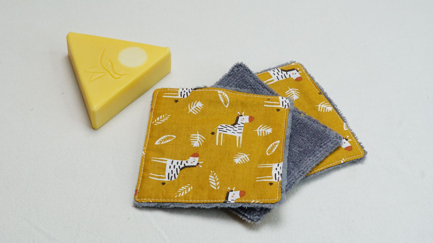 Le kit de naissance est LE cadeau essentiel pour l'arrivé d'un bébé. Le kit de naissance comprend: - un petit bavoir 1er âge (- de 6 mois) - un grand bavoir 6 mois et + - 5 lingettes lavables, super douces pour débarbouiller ou pour le change - 1 panier de rangement multifonction (langes, lingettes, produits d'hygiène,...)