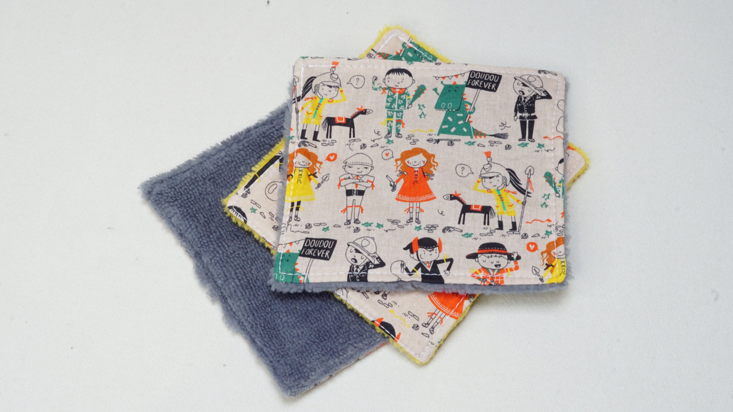 Le kit de naissance "Doudou Forever" est THE cadeau pour l'arrivé d'un(e) petit(e) Montois(e). Le kit de naissance comprend: - un petit bavoir 1er âge (- de 6 mois) - un grand bavoir 6 mois et + - 5 lingettes lavables, super douces pour débarbouiller ou pour le change - 1 panier de rangement multifonction (langes, lingettes, produits d'hygiène,...)