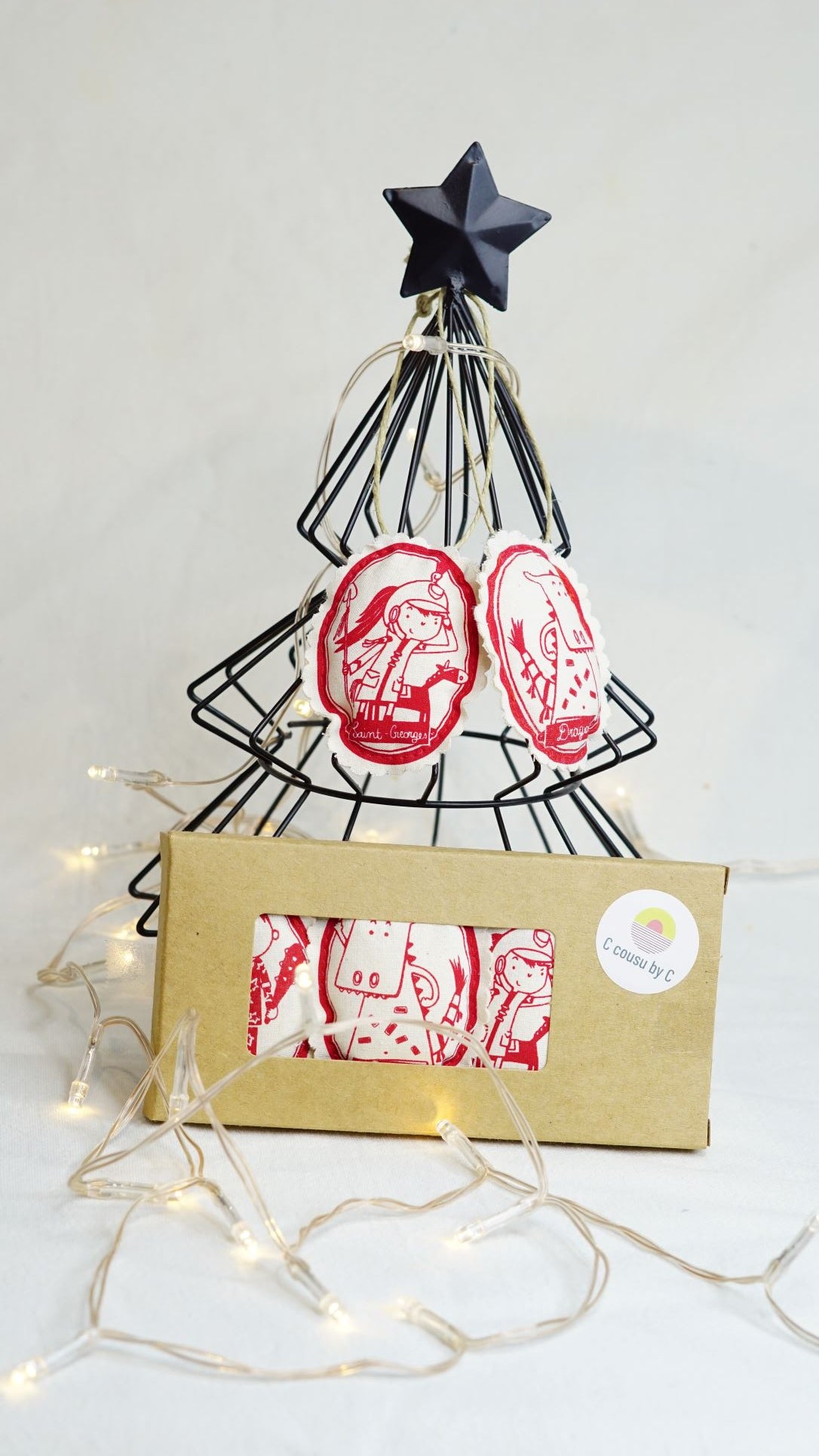 Ajouter un peu de folklore à votre vie grâce à ces jolies suspensions en tissu. Vous pouvez les mettre partout pour montrer au monde que vous êtes fier du folklore montois. Voici quelques exemples mais vous pouvez laisser libre cours à votre imagination : au sapin de noël au rétroviseur de votre voiture sur les poignées de portes intérieures