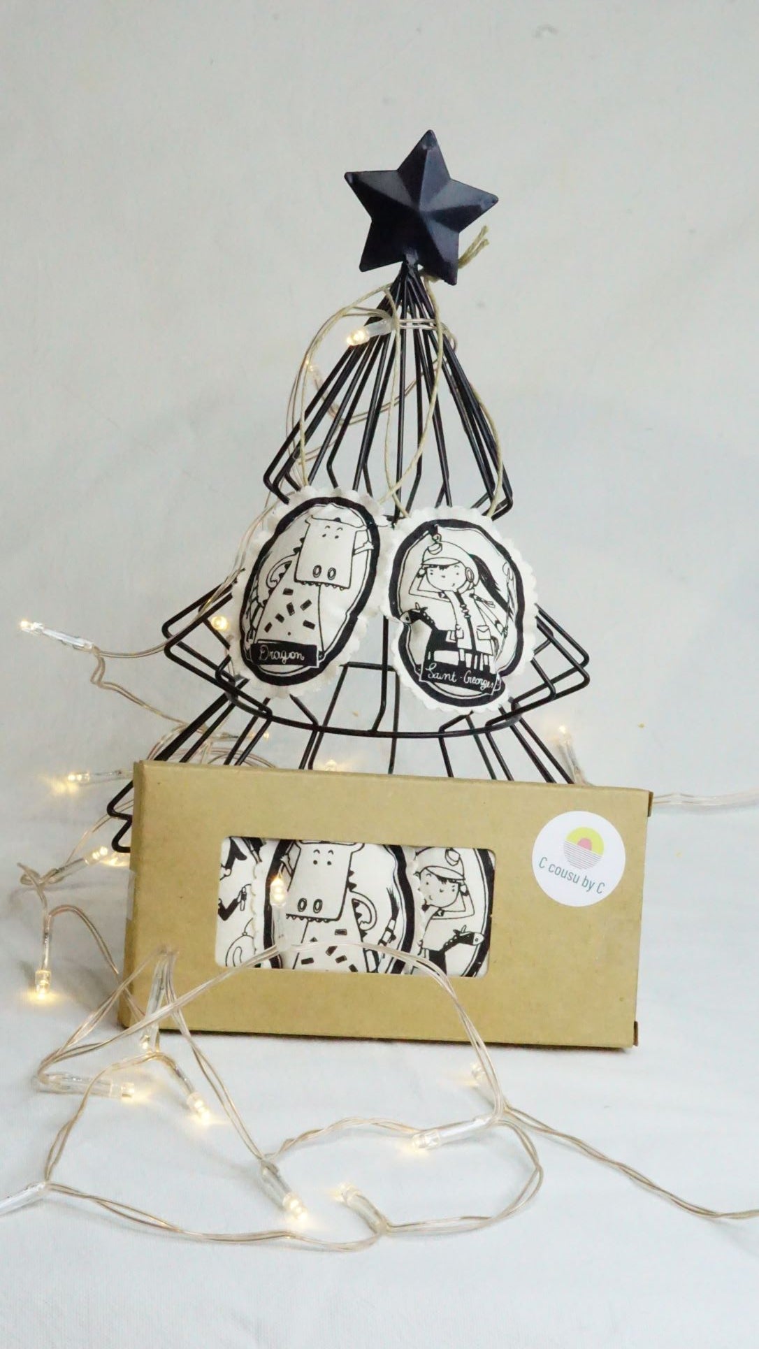 Ajouter un peu de folklore à votre vie grâce à ces jolies suspensions en tissu. Vous pouvez les mettre partout pour montrer au monde que vous êtes fier du folklore montois. Voici quelques exemples mais vous pouvez laisser libre cours à votre imagination : au sapin de noël au rétroviseur de votre voiture sur les poignées de portes intérieures
