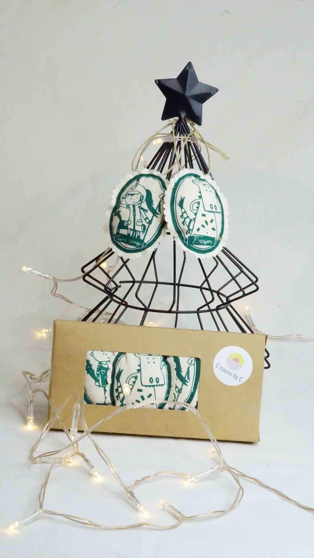 Ajouter un peu de folklore à votre vie grâce à ces jolies suspensions en tissu. Vous pouvez les mettre partout pour montrer au monde que vous êtes fier du folklore montois. Voici quelques exemples mais vous pouvez laisser libre cours à votre imagination : au sapin de noël au rétroviseur de votre voiture sur les poignées de portes intérieures