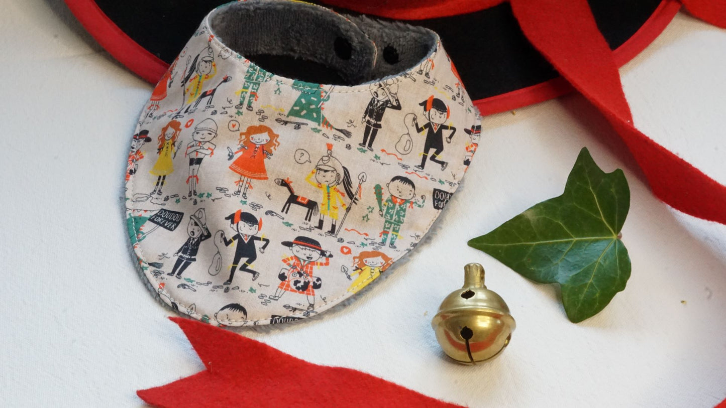 Le petit bavoir "Doudou Forever" est essentiel pour l'arrivée d'un bébé. Il convient parfaitement aux premiers mois de bébé et à la période des "poussées dentaires". Les bavoirs ont deux boutons pressions pour suivre le développement de l'enfant. Les bavoirs ont une face en coton Oekotex (sans produits nocifs pour la santé) et l'autre en micro-éponge de bambou. La fibre de bambou est la plus douce, plus absorbante et la plus résistante dans le temps.