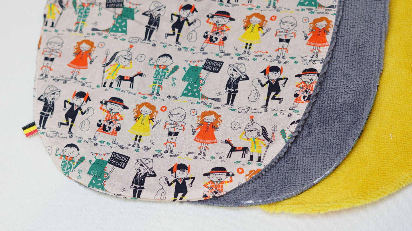 Le grand bavoir "Doudou Forever est essentiel pour l'arrivé d'un bébé. Un joli produit unique, pratique et écologique. Le grand bavoir convient très bien au 6 mois et + Les bavoirs ont deux boutons-pressions pour suivre le développement de votre enfant. Les bavoirs ont une face en coton Oekotex (sans produits nocifs pour la santé) et l'autre en éponge bambou. Car l'éponge de bambou est la plus douce et la plus résistante dans le temps.