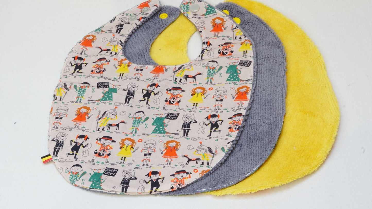 Le grand bavoir "Doudou Forever est essentiel pour l'arrivé d'un bébé. Un joli produit unique, pratique et écologique. Le grand bavoir convient très bien au 6 mois et + Les bavoirs ont deux boutons-pressions pour suivre le développement de votre enfant. Les bavoirs ont une face en coton Oekotex (sans produits nocifs pour la santé) et l'autre en éponge bambou. Car l'éponge de bambou est la plus douce et la plus résistante dans le temps.