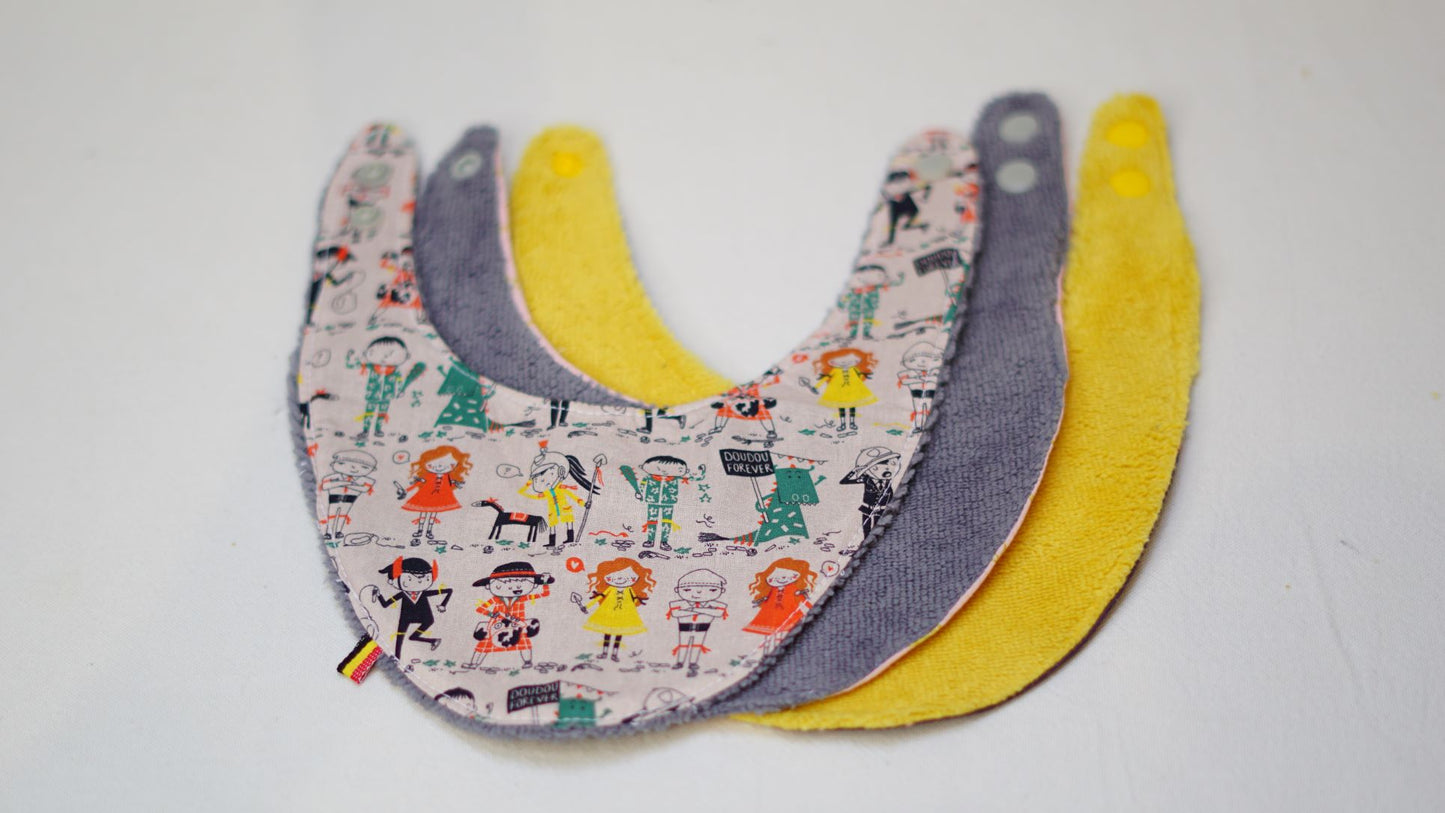 Le kit de naissance "Doudou Forever" est THE cadeau pour l'arrivé d'un(e) petit(e) Montois(e). Le kit de naissance comprend: - un petit bavoir 1er âge (- de 6 mois) - un grand bavoir 6 mois et + - 5 lingettes lavables, super douces pour débarbouiller ou pour le change - 1 panier de rangement multifonction (langes, lingettes, produits d'hygiène,...)