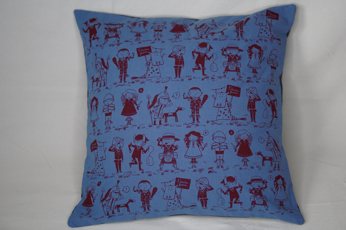 La housse de coussin "Doudou Forever" est un produit unique, issu de la collaboration de trois créatrices montoises: - Coraline Rivière (Coraï) pour les illustrations - Sylvie Ginis (Keskis'trame) pour la sérigraphie - C cousu by C pour la confection Chaque pièce est sérigraphié à la main.