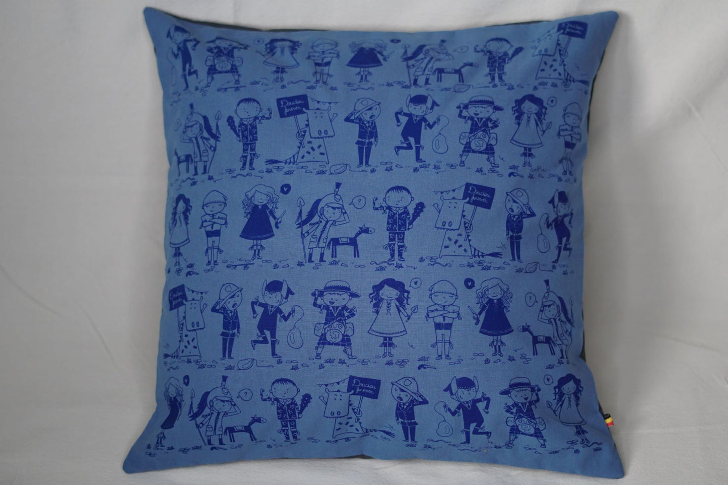 La housse de coussin "Doudou Forever" est un produit unique, issu de la collaboration de trois créatrices montoises: - Coraline Rivière (Coraï) pour les illustrations - Sylvie Ginis (Keskis'trame) pour la sérigraphie - C cousu by C pour la confection Chaque pièce est sérigraphié à la main.