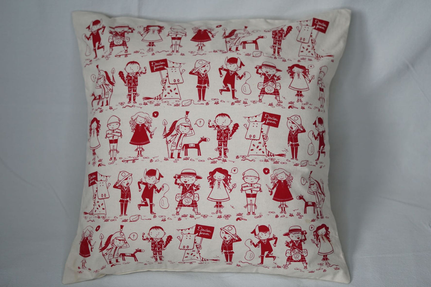 La housse de coussin "Doudou Forever" est un produit unique, issu de la collaboration de trois créatrices montoises: - Coraline Rivière (Coraï) pour les illustrations - Sylvie Ginis (Keskis'trame) pour la sérigraphie - C cousu by C pour la confection Chaque pièce est sérigraphié à la main.