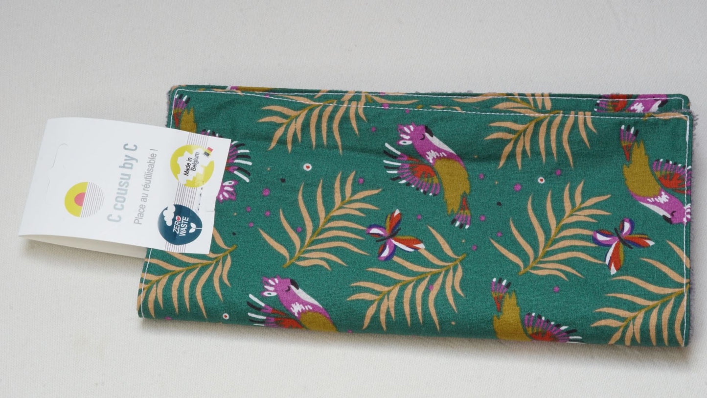 Les essuie-tout C cousu by C sont dépourvus de plastique, fini les pressions impossibles à remettre et qui rayent les meubles! Nous avons décider de rechercher un produit innovant, pratique et écologique. C'est pourquoi ils sont composés d'une face en coton Oekotex et l'autre en micro éponge de bambou. Le bambou offre une fibre plus douce, plus absorbante et la plus résistante dans le temps.