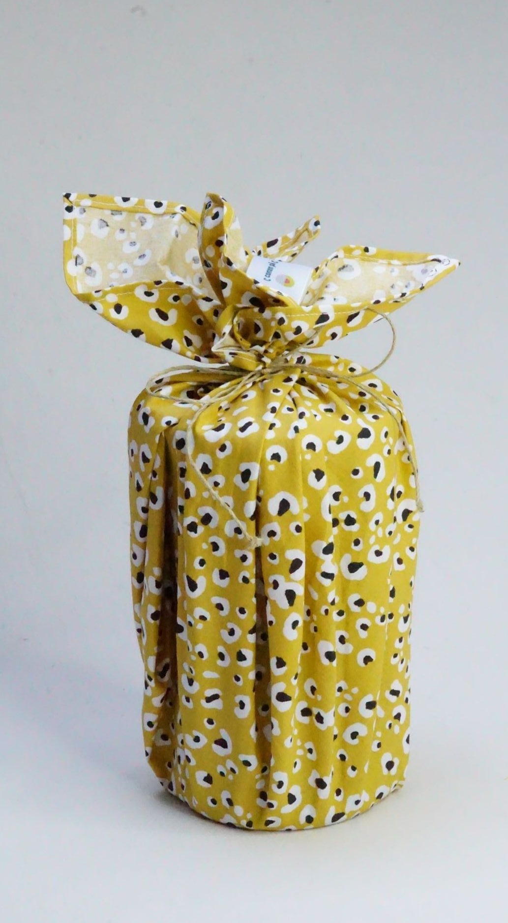 Fini le papier cadeau jetable! Avec nos Furoshikis carrés, place à un emballage cadeau élégant, écolo et polyvalent...que vos cadeaux soient plats, cubiques, sphériques...emballez-les grâce à de jolis pliages.