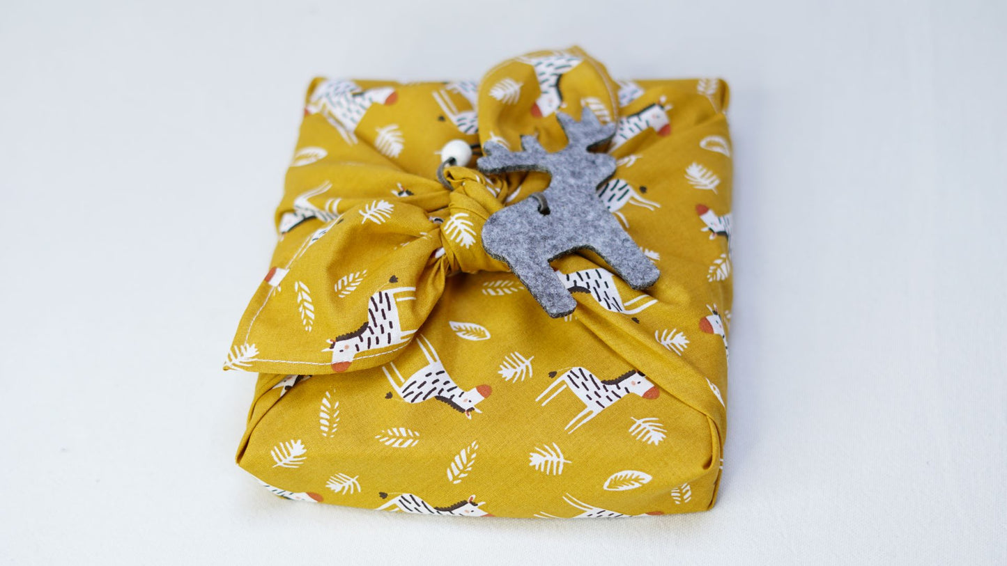 Fini le papier cadeau jetable! Avec nos Furoshikis carrés, place à un emballage cadeau élégant, écolo et polyvalent...que vos cadeaux soient plats, cubiques, sphériques...emballez-les grâce à de jolis pliages.
