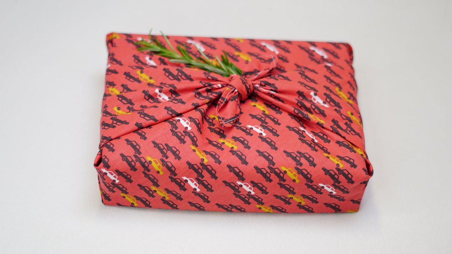 Fini le papier cadeau jetable! Avec nos Furoshikis carrés, place à un emballage cadeau élégant, écolo et polyvalent...que vos cadeaux soient plats, cubiques, sphériques...emballez-les grâce à de jolis pliages.