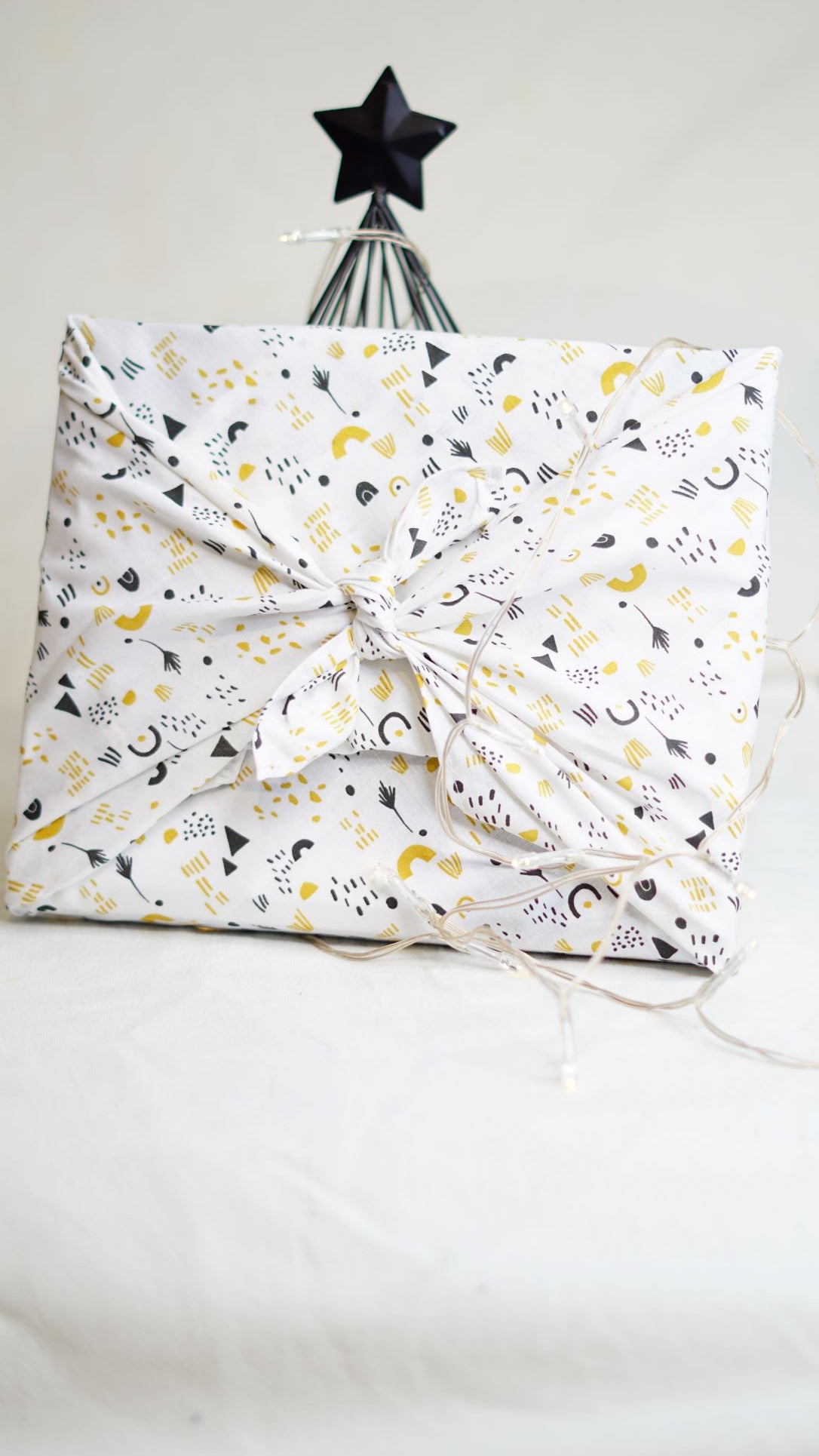 Fini le papier cadeau jetable! Avec nos Furoshikis carrés, place à un emballage cadeau élégant, écolo et polyvalent...que vos cadeaux soient plats, cubiques, sphériques...emballez-les grâce à de jolis pliages.
