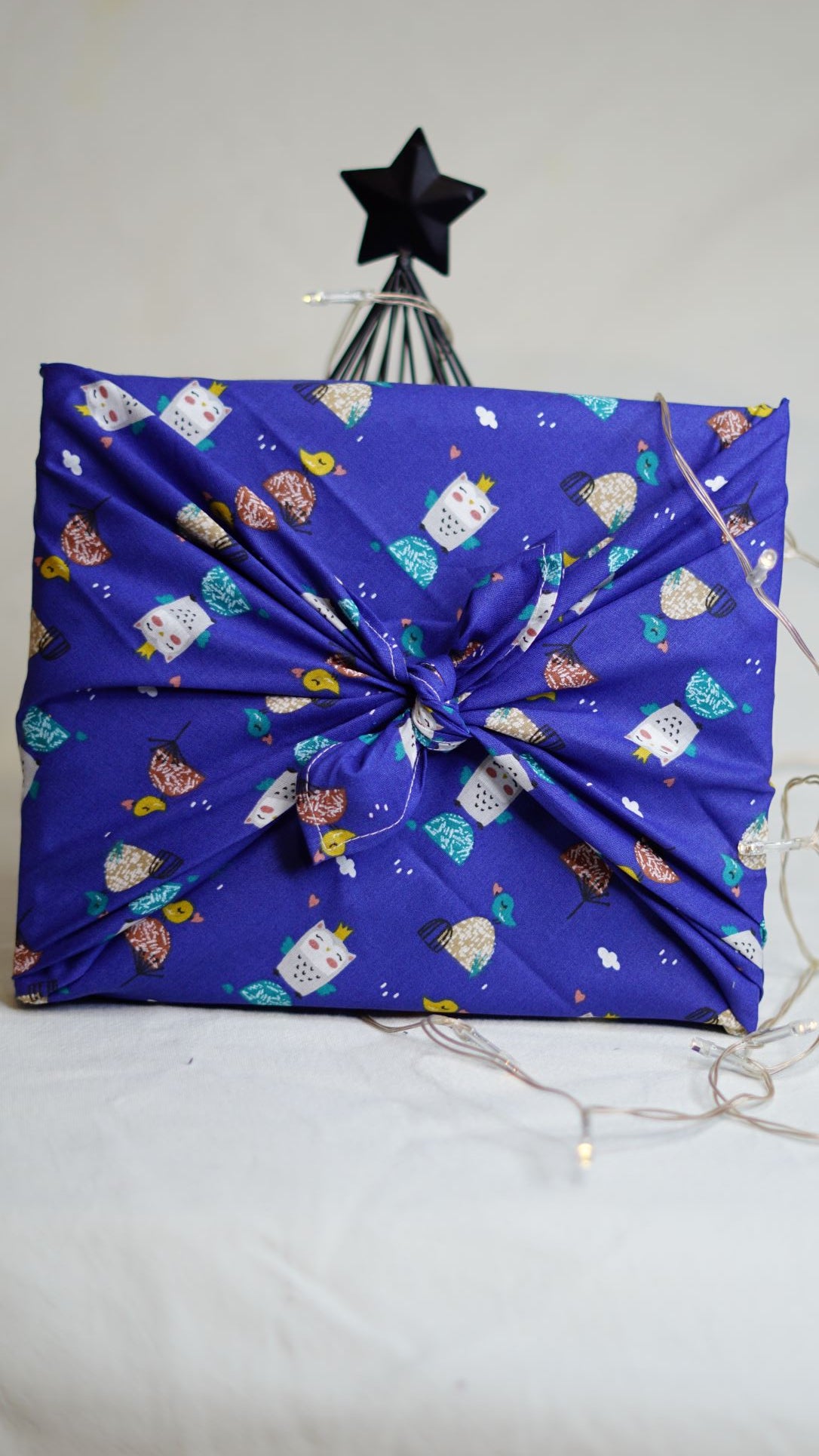 Fini le papier cadeau jetable! Avec nos Furoshikis carrés, place à un emballage cadeau élégant, écolo et polyvalent...que vos cadeaux soient plats, cubiques, sphériques...emballez-les grâce à de jolis pliages.