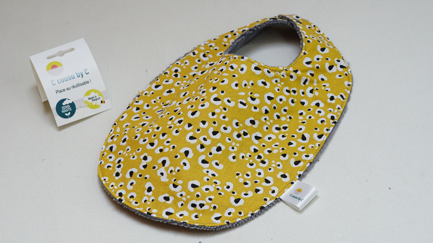 Le kit de naissance est LE cadeau essentiel pour l'arrivé d'un bébé. Le kit de naissance comprend: - un petit bavoir 1er âge (- de 6 mois) - un grand bavoir 6 mois et + - 5 lingettes lavables, super douces pour débarbouiller ou pour le change - 1 panier de rangement multifonction (langes, lingettes, produits d'hygiène,...)