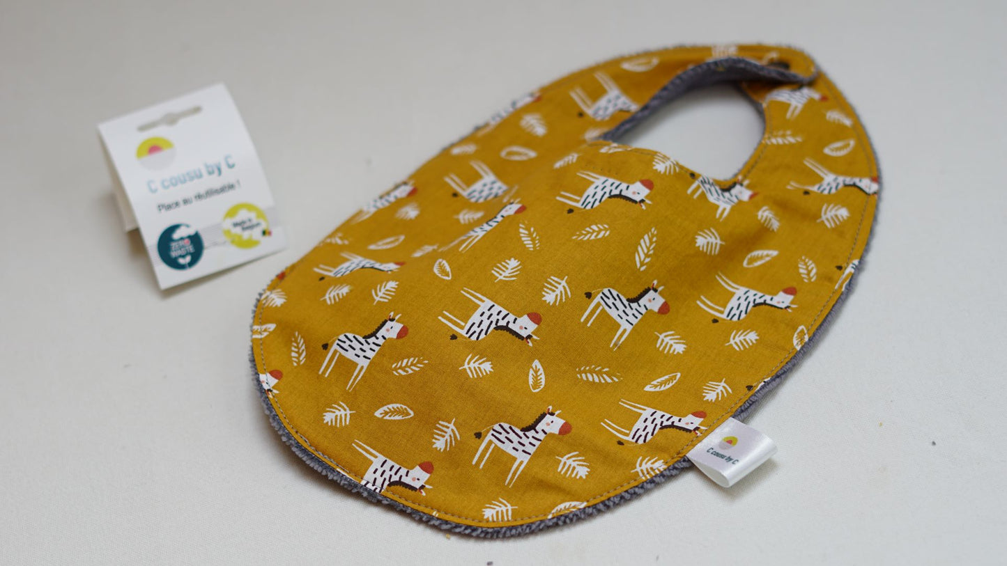 Le kit de naissance est LE cadeau essentiel pour l'arrivé d'un bébé. Le kit de naissance comprend: - un petit bavoir 1er âge (- de 6 mois) - un grand bavoir 6 mois et + - 5 lingettes lavables, super douces pour débarbouiller ou pour le change - 1 panier de rangement multifonction (langes, lingettes, produits d'hygiène,...)