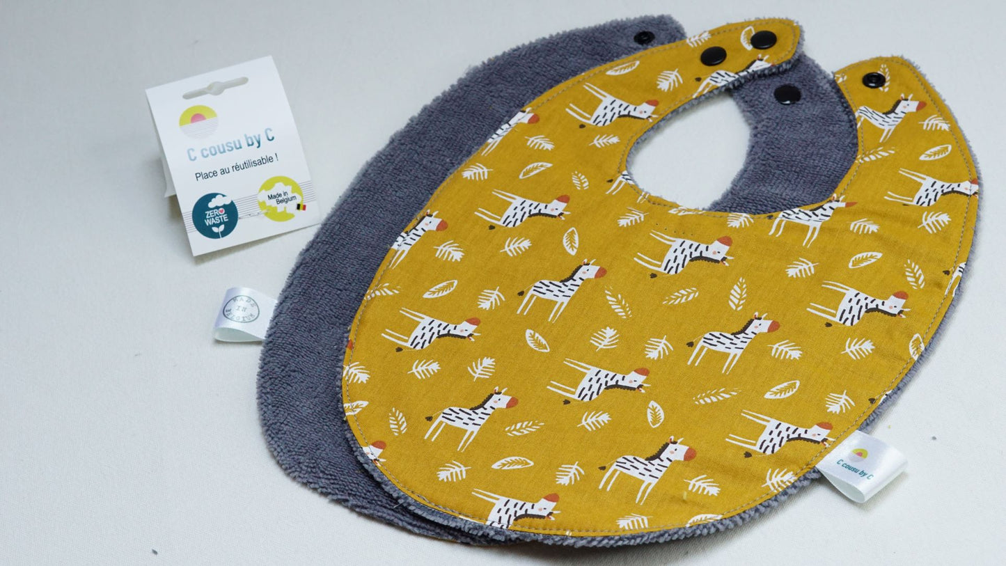 Le kit de naissance est LE cadeau essentiel pour l'arrivé d'un bébé. Le kit de naissance comprend: - un petit bavoir 1er âge (- de 6 mois) - un grand bavoir 6 mois et + - 5 lingettes lavables, super douces pour débarbouiller ou pour le change - 1 panier de rangement multifonction (langes, lingettes, produits d'hygiène,...)