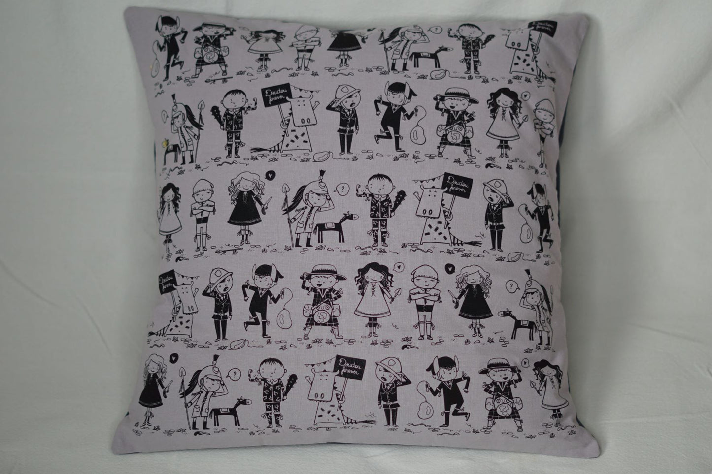 La housse de coussin "Doudou Forever" est un produit unique, issu de la collaboration de trois créatrices montoises: - Coraline Rivière (Coraï) pour les illustrations - Sylvie Ginis (Keskis'trame) pour la sérigraphie - C cousu by C pour la confection Chaque pièce est sérigraphié à la main.