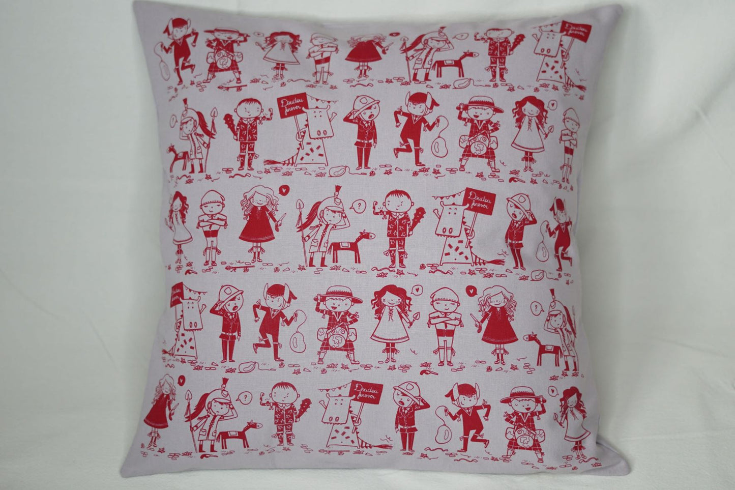 La housse de coussin "Doudou Forever" est un produit unique, issu de la collaboration de trois créatrices montoises: - Coraline Rivière (Coraï) pour les illustrations - Sylvie Ginis (Keskis'trame) pour la sérigraphie - C cousu by C pour la confection Chaque pièce est sérigraphié à la main.