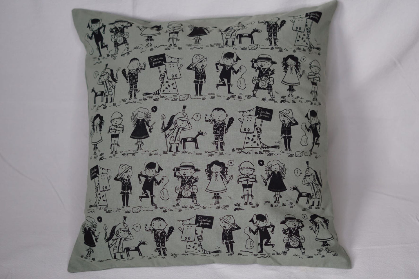 La housse de coussin "Doudou Forever" est un produit unique, issu de la collaboration de trois créatrices montoises: - Coraline Rivière (Coraï) pour les illustrations - Sylvie Ginis (Keskis'trame) pour la sérigraphie - C cousu by C pour la confection Chaque pièce est sérigraphié à la main.
