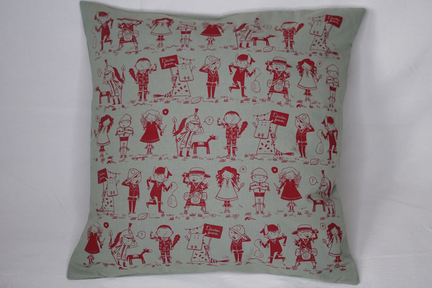 La housse de coussin "Doudou Forever" est un produit unique, issu de la collaboration de trois créatrices montoises: - Coraline Rivière (Coraï) pour les illustrations - Sylvie Ginis (Keskis'trame) pour la sérigraphie - C cousu by C pour la confection Chaque pièce est sérigraphié à la main.