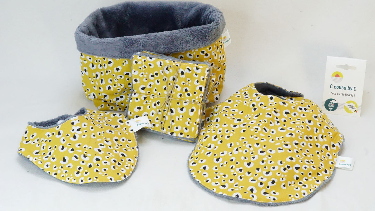 Le kit de naissance est LE cadeau essentiel pour l'arrivé d'un bébé. Le kit de naissance comprend: - un petit bavoir 1er âge (- de 6 mois) - un grand bavoir 6 mois et + - 5 lingettes lavables, super douces pour débarbouiller ou pour le change - 1 panier de rangement multifonction (langes, lingettes, produits d'hygiène,...)