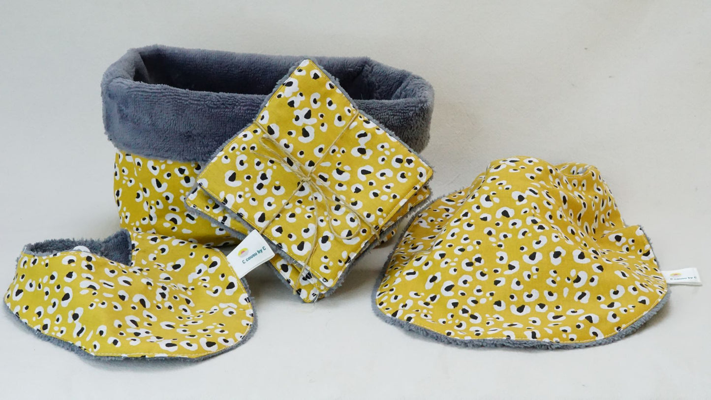 Le kit de naissance est LE cadeau essentiel pour l'arrivé d'un bébé. Le kit de naissance comprend: - un petit bavoir 1er âge (- de 6 mois) - un grand bavoir 6 mois et + - 5 lingettes lavables, super douces pour débarbouiller ou pour le change - 1 panier de rangement multifonction (langes, lingettes, produits d'hygiène,...)