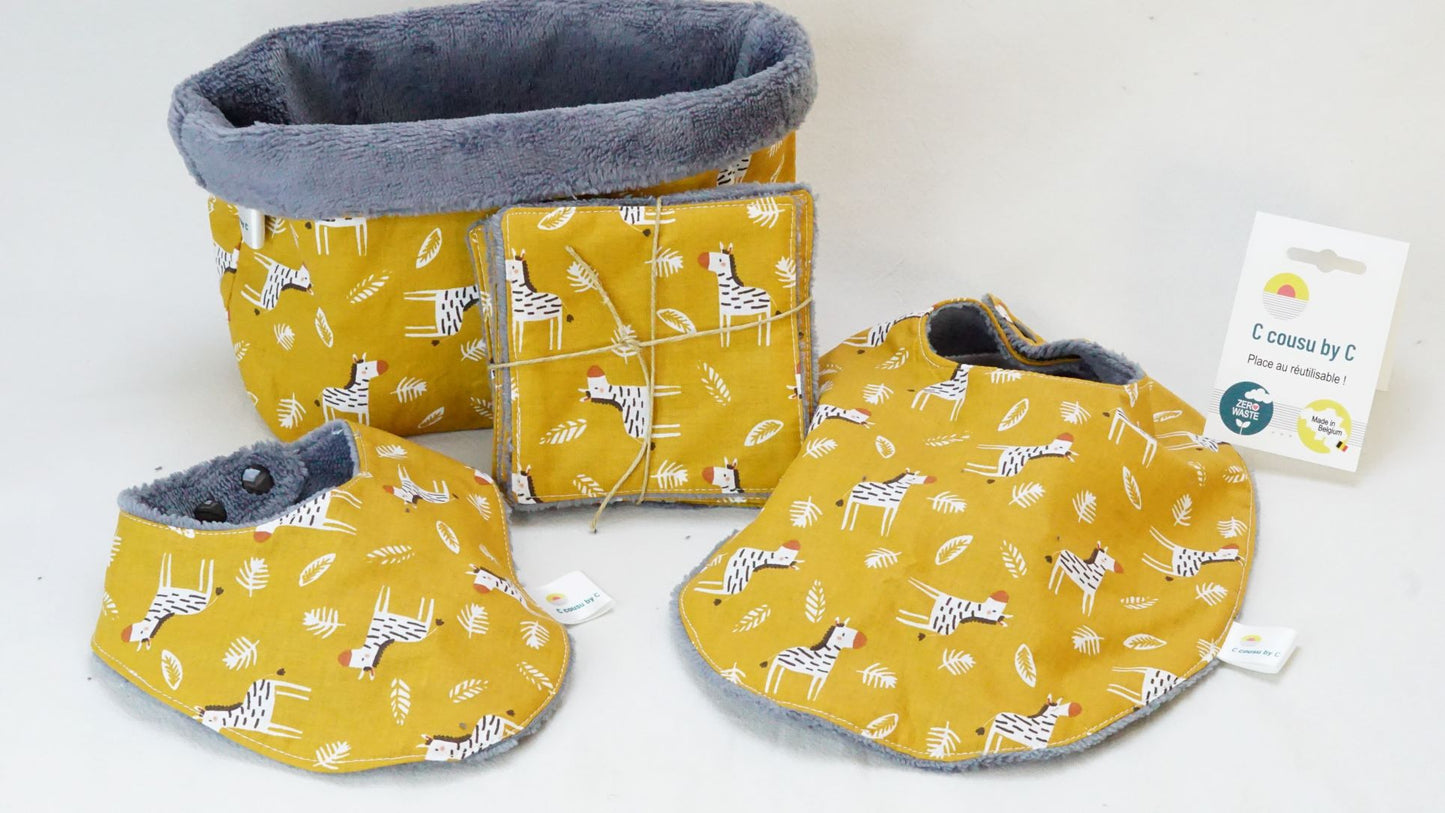 Le kit de naissance est LE cadeau essentiel pour l'arrivé d'un bébé. Le kit de naissance comprend: - un petit bavoir 1er âge (- de 6 mois) - un grand bavoir 6 mois et + - 5 lingettes lavables, super douces pour débarbouiller ou pour le change - 1 panier de rangement multifonction (langes, lingettes, produits d'hygiène,...)