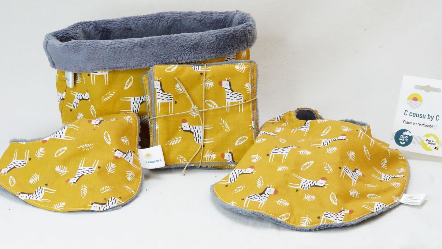 Le kit de naissance est LE cadeau essentiel pour l'arrivé d'un bébé. Le kit de naissance comprend: - un petit bavoir 1er âge (- de 6 mois) - un grand bavoir 6 mois et + - 5 lingettes lavables, super douces pour débarbouiller ou pour le change - 1 panier de rangement multifonction (langes, lingettes, produits d'hygiène,...)