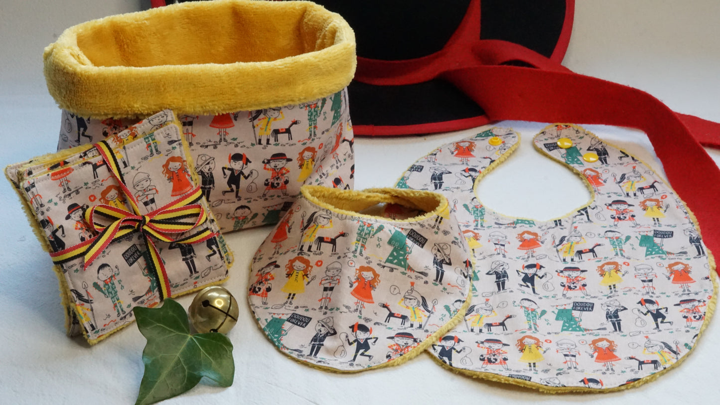 Le kit de naissance "Doudou Forever" est THE cadeau pour l'arrivé d'un(e) petit(e) Montois(e). Le kit de naissance comprend: - un petit bavoir 1er âge (- de 6 mois) - un grand bavoir 6 mois et + - 5 lingettes lavables, super douces pour débarbouiller ou pour le change - 1 panier de rangement multifonction (langes, lingettes, produits d'hygiène,...)