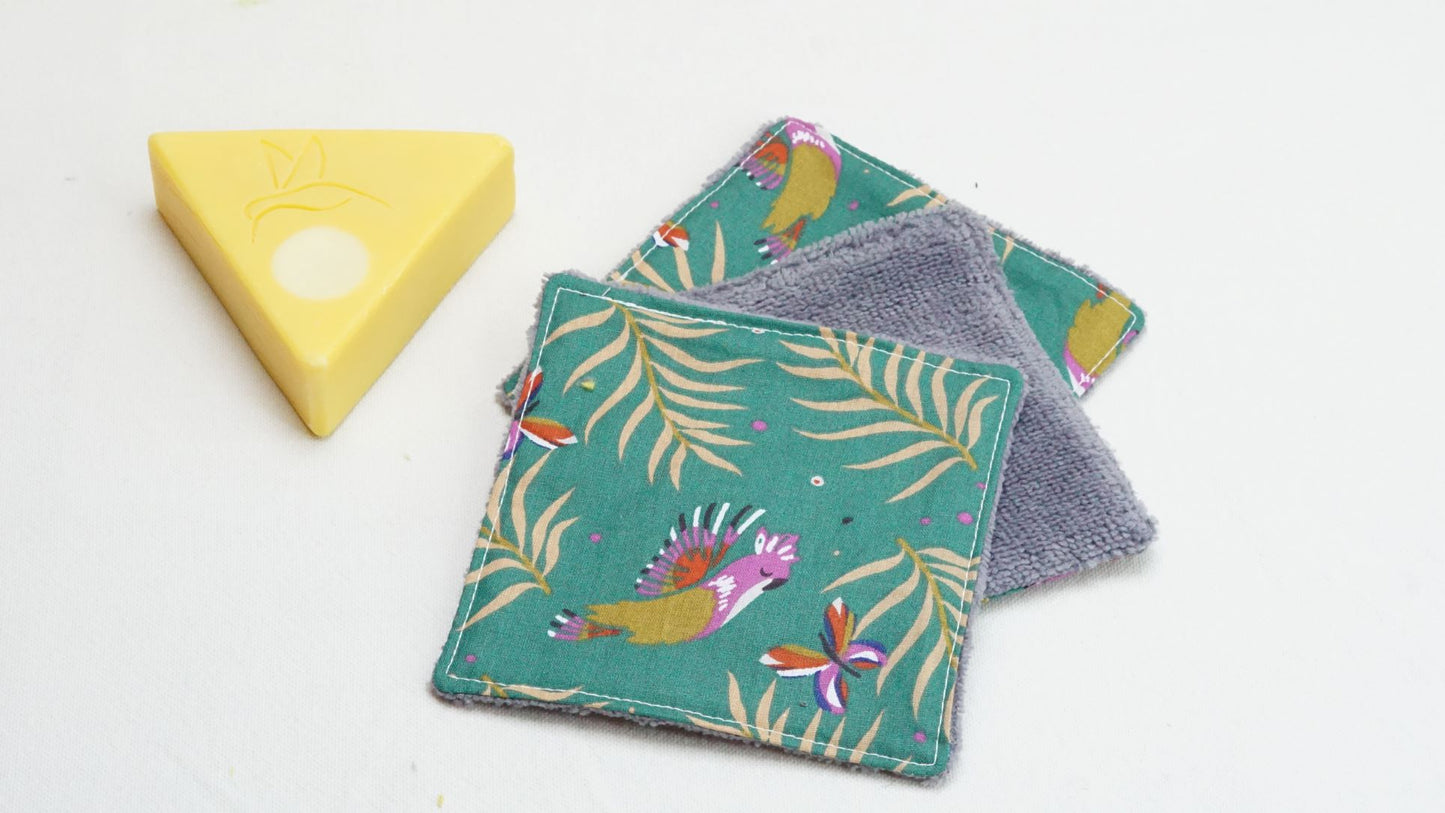 Les lingettes lavables C cousu by C sont dépourvues de plastique, multifonctions et écologiques. Nos lingettes sont composées d'une face en coton Oekotex et l'autre en micro-éponge de bambou. La fibre de bambou est la plus douce, plus absorbante et la plus résistante dans le temps.