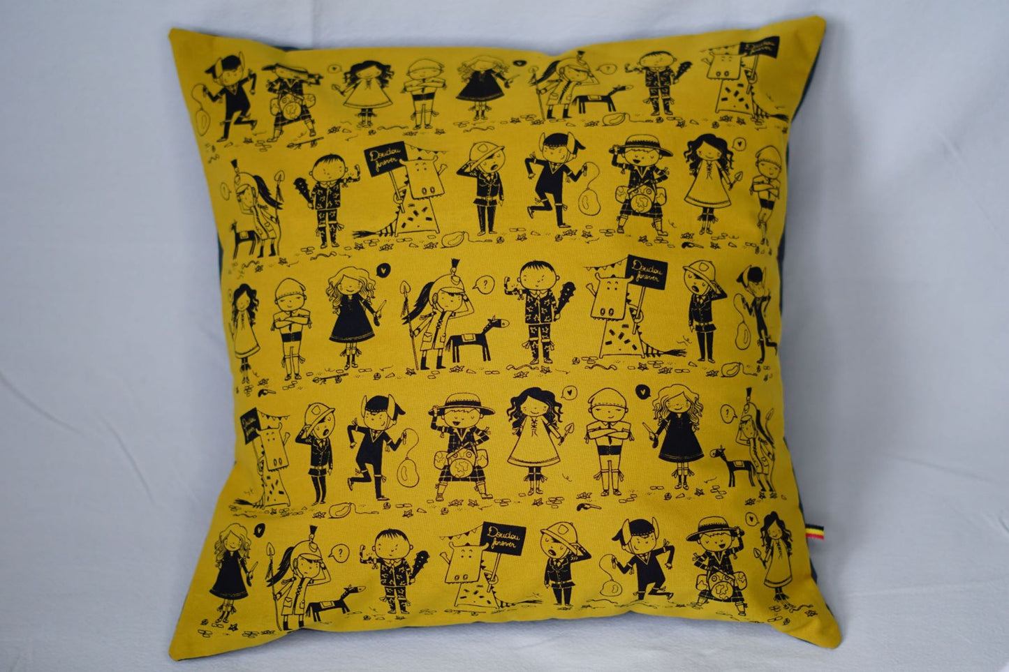 La housse de coussin "Doudou Forever" est un produit unique, issu de la collaboration de trois créatrices montoises: - Coraline Rivière (Coraï) pour les illustrations - Sylvie Ginis (Keskis'trame) pour la sérigraphie - C cousu by C pour la confection Chaque pièce est sérigraphié à la main.