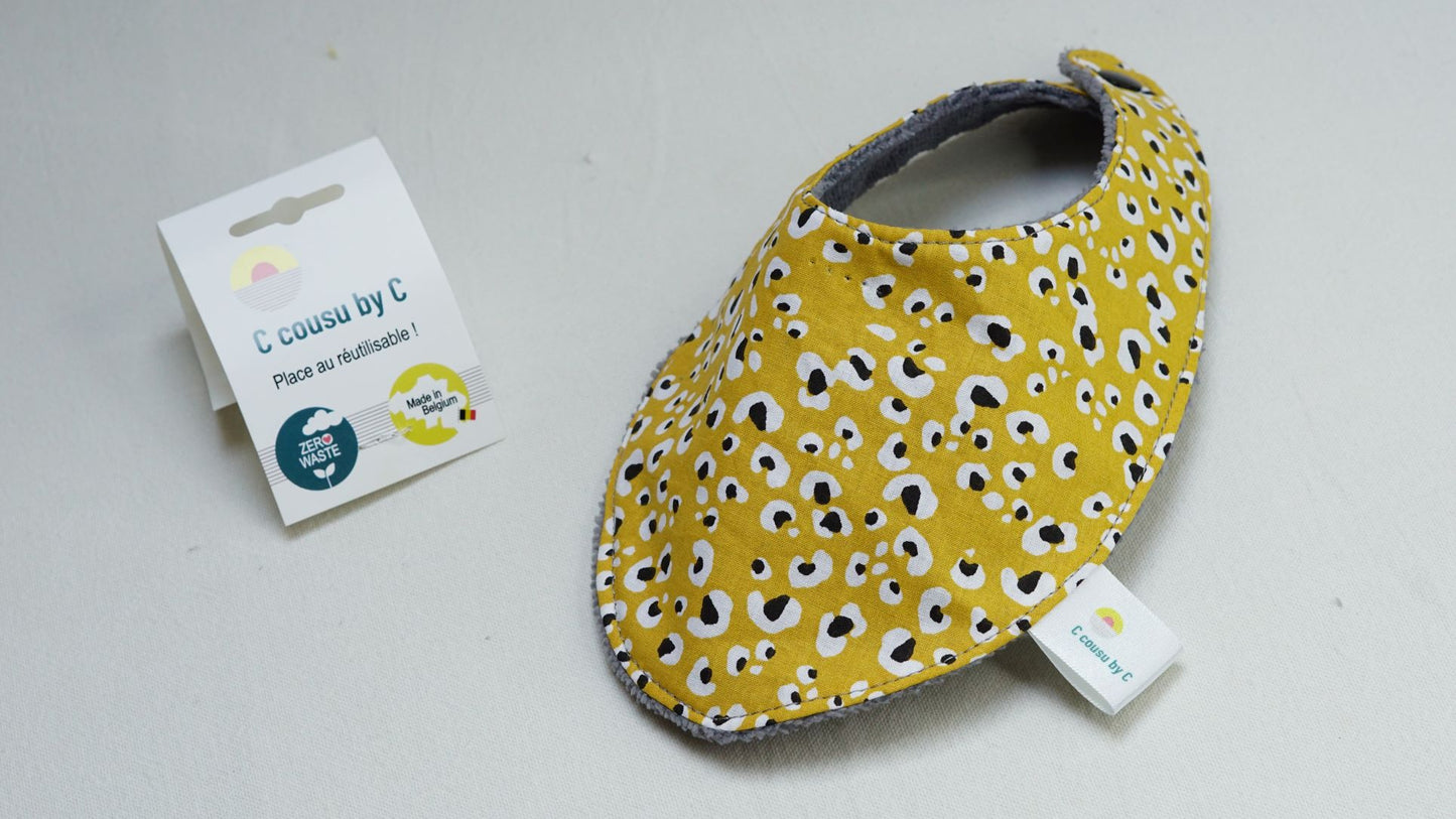 Le kit de naissance est LE cadeau essentiel pour l'arrivé d'un bébé. Le kit de naissance comprend: - un petit bavoir 1er âge (- de 6 mois) - un grand bavoir 6 mois et + - 5 lingettes lavables, super douces pour débarbouiller ou pour le change - 1 panier de rangement multifonction (langes, lingettes, produits d'hygiène,...)