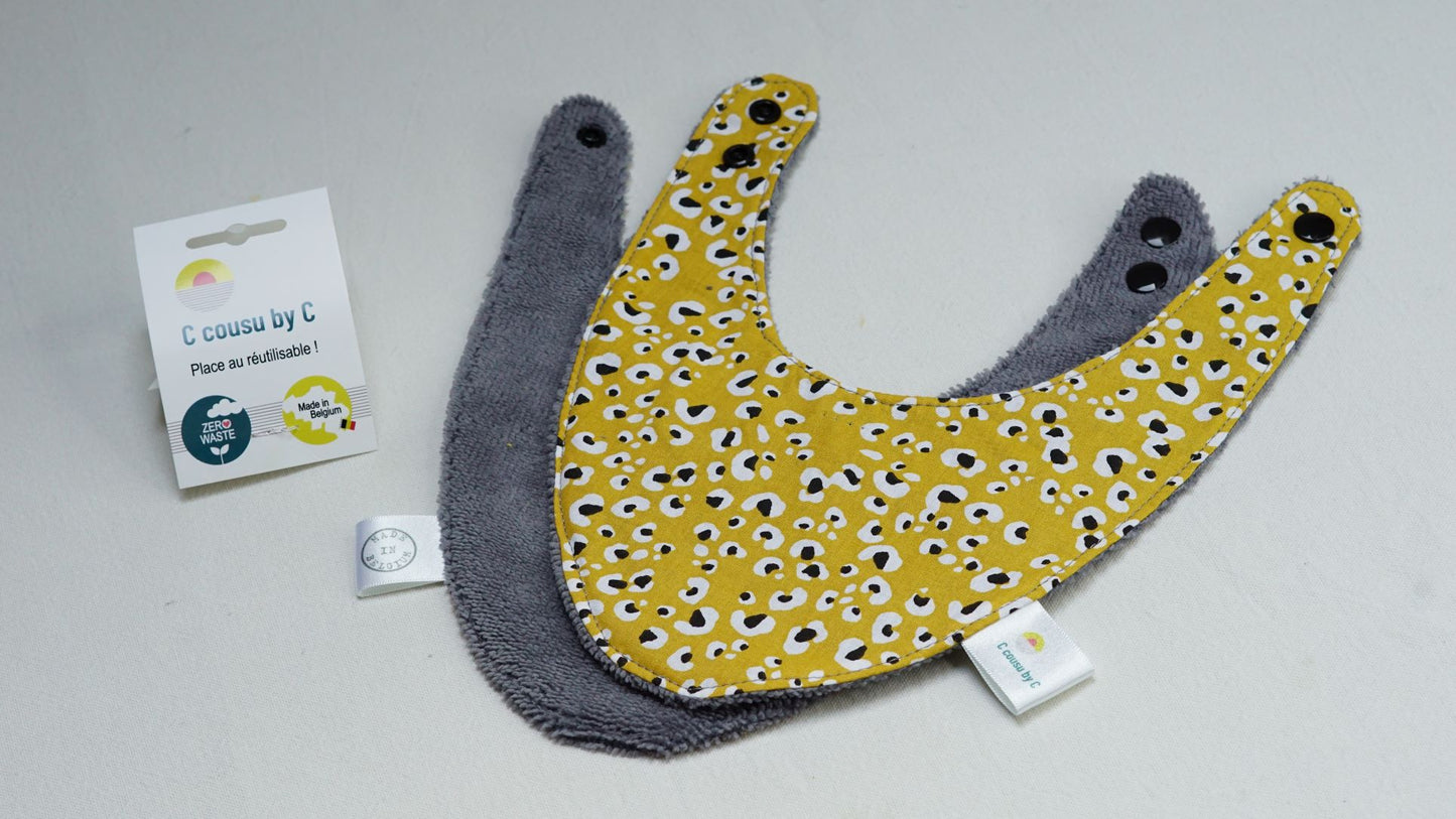 Le kit de naissance est LE cadeau essentiel pour l'arrivé d'un bébé. Le kit de naissance comprend: - un petit bavoir 1er âge (- de 6 mois) - un grand bavoir 6 mois et + - 5 lingettes lavables, super douces pour débarbouiller ou pour le change - 1 panier de rangement multifonction (langes, lingettes, produits d'hygiène,...)
