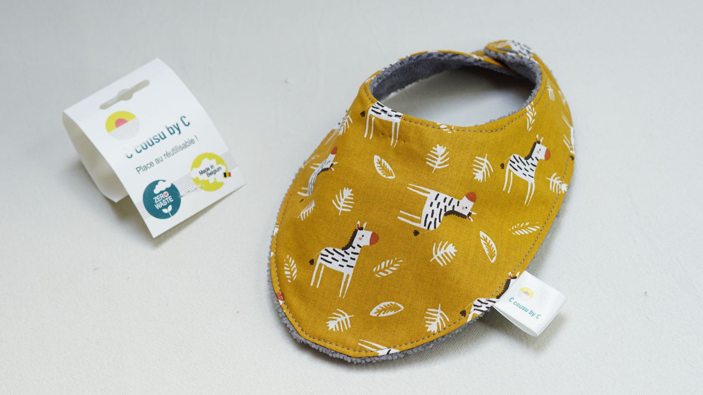 Le kit de naissance est LE cadeau essentiel pour l'arrivé d'un bébé. Le kit de naissance comprend: - un petit bavoir 1er âge (- de 6 mois) - un grand bavoir 6 mois et + - 5 lingettes lavables, super douces pour débarbouiller ou pour le change - 1 panier de rangement multifonction (langes, lingettes, produits d'hygiène,...)