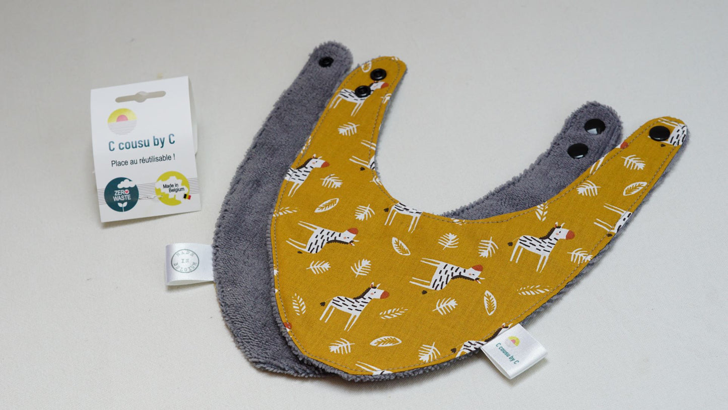 Le kit de naissance est LE cadeau essentiel pour l'arrivé d'un bébé. Le kit de naissance comprend: - un petit bavoir 1er âge (- de 6 mois) - un grand bavoir 6 mois et + - 5 lingettes lavables, super douces pour débarbouiller ou pour le change - 1 panier de rangement multifonction (langes, lingettes, produits d'hygiène,...)