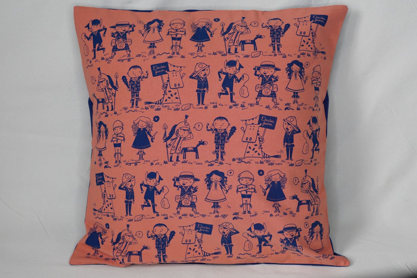 La housse de coussin "Doudou Forever" est un produit unique, issu de la collaboration de trois créatrices montoises: - Coraline Rivière (Coraï) pour les illustrations - Sylvie Ginis (Keskis'trame) pour la sérigraphie - C cousu by C pour la confection Chaque pièce est sérigraphié à la main.