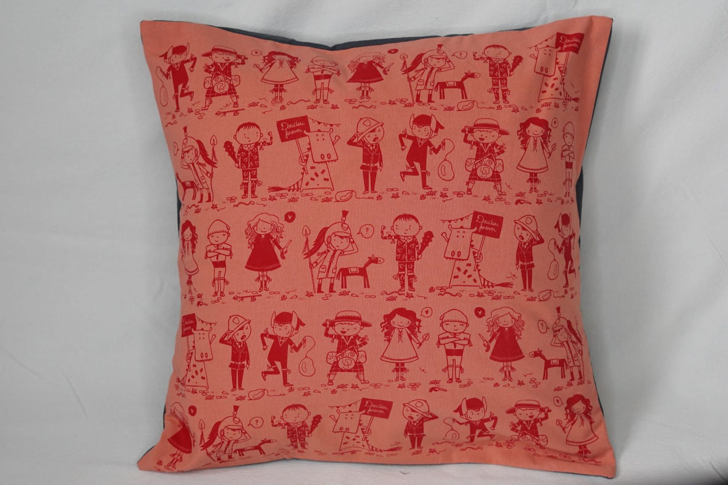 La housse de coussin "Doudou Forever" est un produit unique, issu de la collaboration de trois créatrices montoises: - Coraline Rivière (Coraï) pour les illustrations - Sylvie Ginis (Keskis'trame) pour la sérigraphie - C cousu by C pour la confection Chaque pièce est sérigraphié à la main.