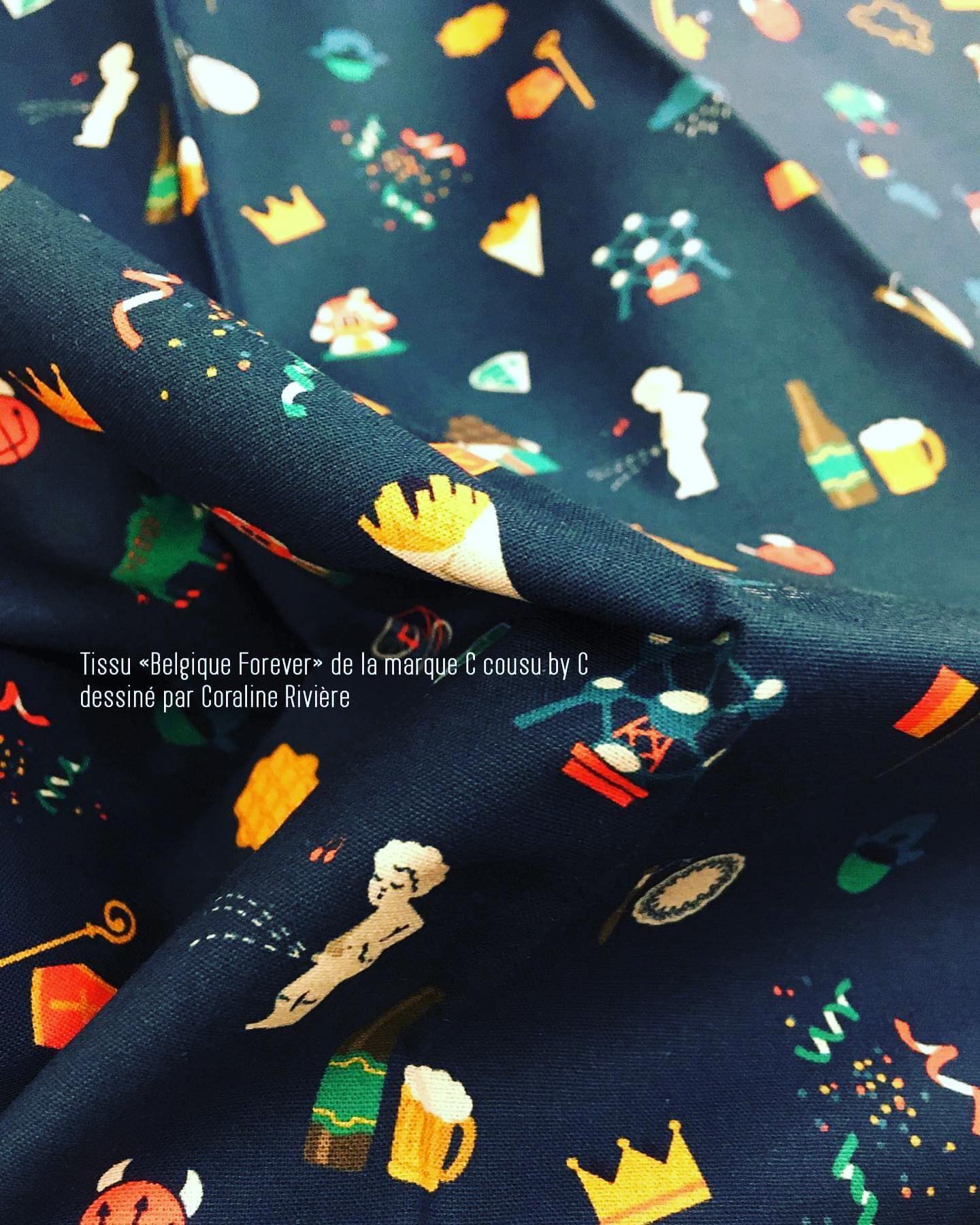 Le petit bavoir "Belgium Forever" est essentiel pour l'arrivée d'un bébé. Il convient parfaitement aux premiers mois de bébé et à la période des "poussées dentaires". Les bavoirs ont deux boutons pressions pour suivre le développement de l'enfant. Les bavoirs ont une face en coton Oekotex (sans produits nocifs pour la santé) et l'autre en micro-éponge de bambou. La fibre de bambou est la plus douce, plus absorbante et la plus résistante dans le temps.