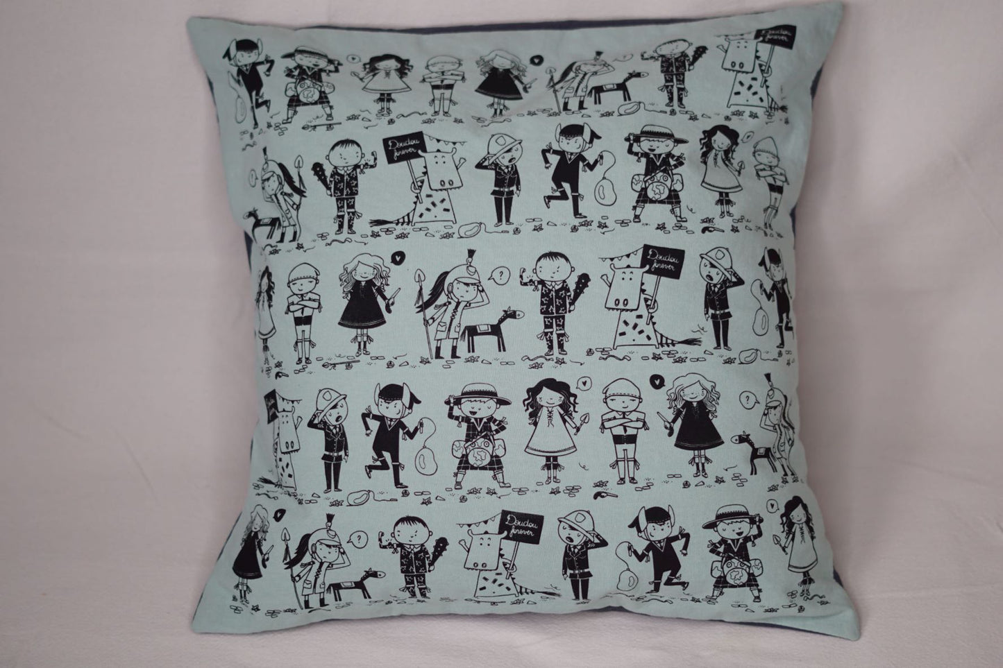 La housse de coussin "Doudou Forever" est un produit unique, issu de la collaboration de trois créatrices montoises: - Coraline Rivière (Coraï) pour les illustrations - Sylvie Ginis (Keskis'trame) pour la sérigraphie - C cousu by C pour la confection Chaque pièce est sérigraphié à la main.