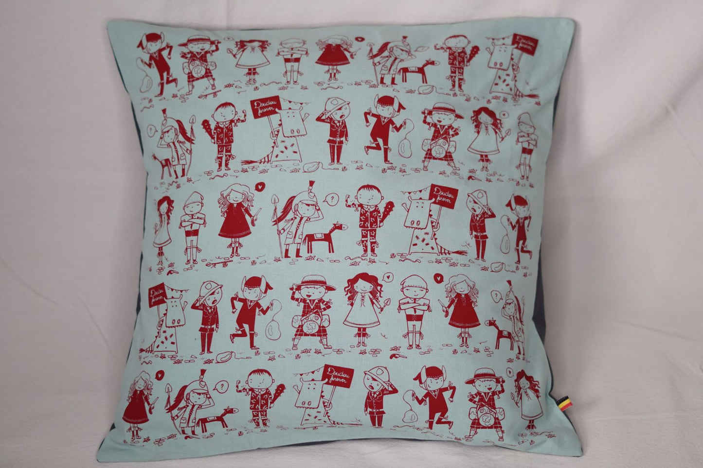 La housse de coussin "Doudou Forever" est un produit unique, issu de la collaboration de trois créatrices montoises: - Coraline Rivière (Coraï) pour les illustrations - Sylvie Ginis (Keskis'trame) pour la sérigraphie - C cousu by C pour la confection Chaque pièce est sérigraphié à la main.