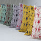 La housse de coussin "Doudou Forever" est un produit unique, issu de la collaboration de trois créatrices montoises:  - Coraline Rivière (Coraï) pour les illustrations  - Sylvie Ginis (Keskis'trame) pour la sérigraphie  - C cousu by C pour la confection  Chaque pièce est sérigraphié à la main.